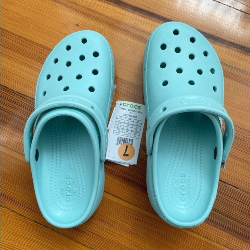 CROCS Aqua Sandals 7